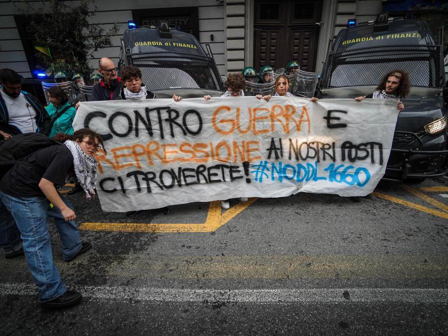 Un momento della manifestazione anti G7 a Napoli, 19 ottobre 2024.(Ansa)