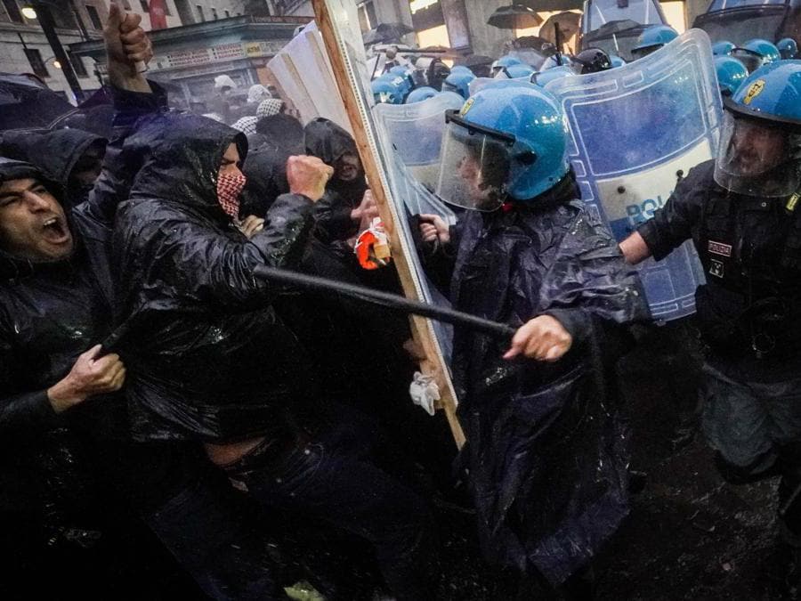 Scontri tra manifestanti anti G7 e forze di polizia a Napoli, 19 ottobre 2024. I manifestanti si sono avvicinati alle forze dell'ordine ed hanno usato come scudo tre grossi manifesti di cartone, al di sopra dei quali hanno fatto volare pietre e bottiglie. La polizia ha risposto con dei fumogeni e poi con i manganelli. (Ansa)