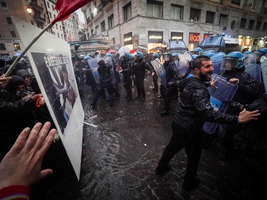 Scontri tra manifestanti anti G7 e forze di polizia a Napoli, 19 ottobre 2024. I manifestanti si sono avvicinati alle forze dell'ordine ed hanno usato come scudo tre grossi manifesti di cartone, al di sopra dei quali hanno fatto volare pietre e bottiglie. La polizia ha risposto con dei fumogeni e poi con i manganelli. (Ansa)