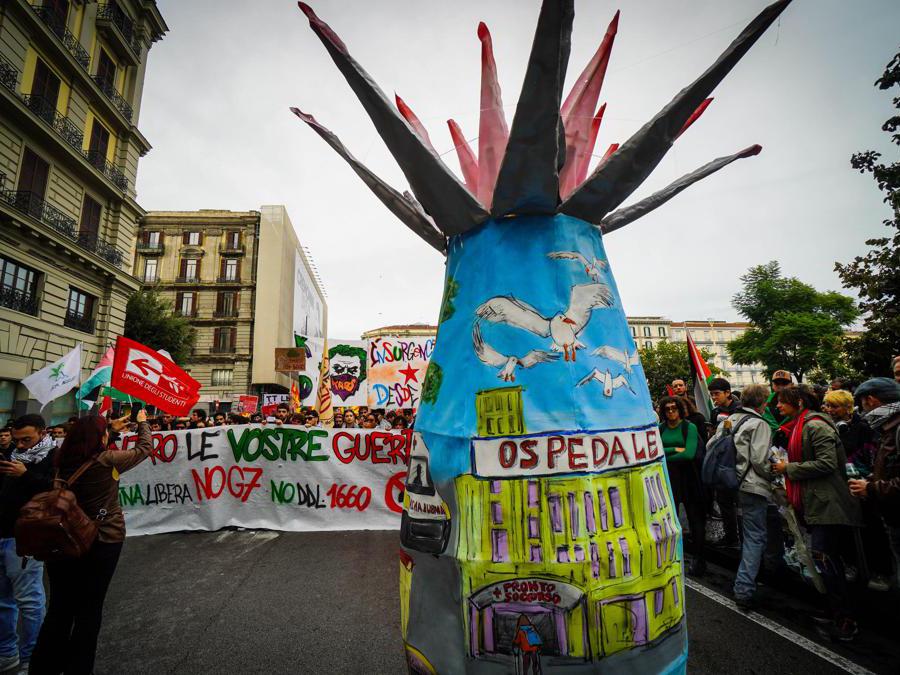 Un momento della manifestazione anti G7 a Napoli, 19 ottobre 2024.(Ansa)