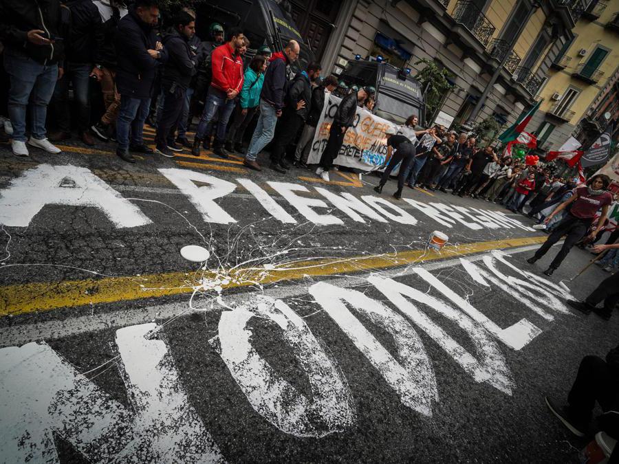 Un momento della manifestazione anti G7 a Napoli, 19 ottobre 2024. (Ansa)