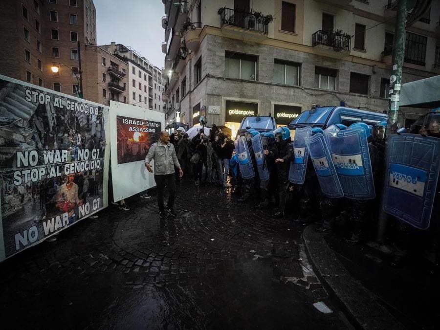 Scontri tra manifestanti anti G7 e forze di polizia a Napoli, 19 ottobre 2024. I manifestanti si sono avvicinati alle forze dell'ordine ed hanno usato come scudo tre grossi manifesti di cartone, al di sopra dei quali hanno fatto volare pietre e bottiglie. La polizia ha risposto con dei fumogeni e poi con i manganelli. (Ansa)