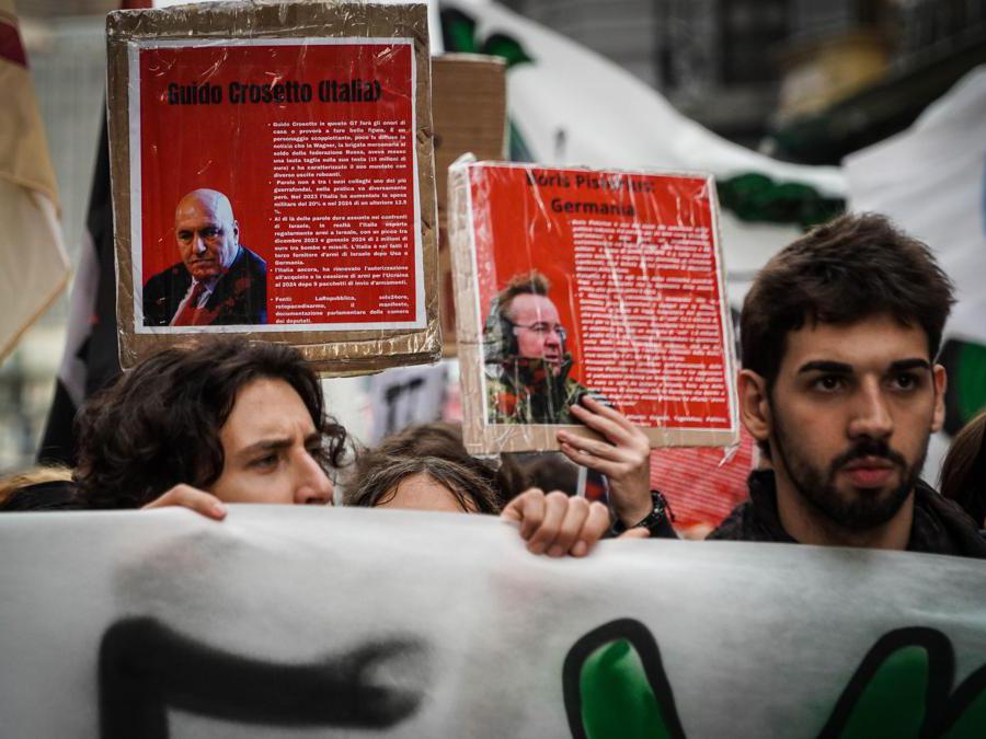 Un momento della manifestazione anti G7 a Napoli, 19 ottobre 2024.(Ansa)
