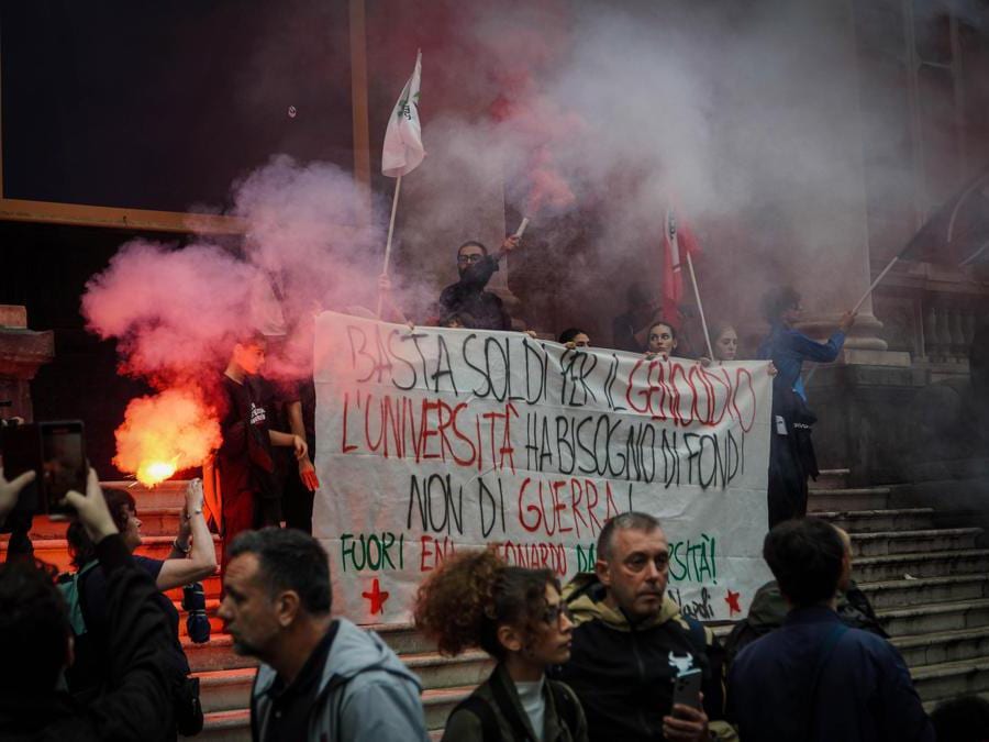 Un momento della manifestazione anti G7 a Napoli, 19 ottobre 2024. (Ansa)