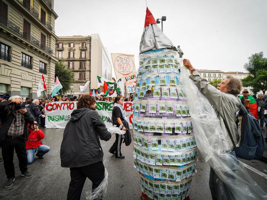 Un momento della manifestazione anti G7 a Napoli, 19 ottobre 2024. (Ansa)