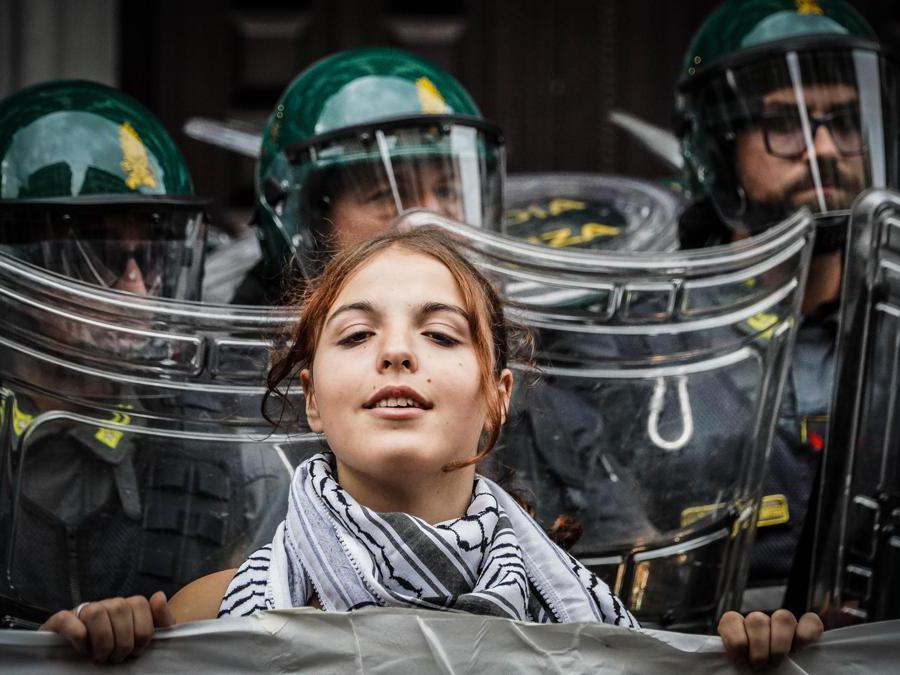 Un momento della manifestazione anti G7 a Napoli, 19 ottobre 2024. (Ansa)