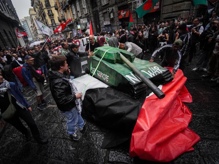 Un momento della manifestazione anti G7 a Napoli, 19 ottobre 2024. (Ansa)