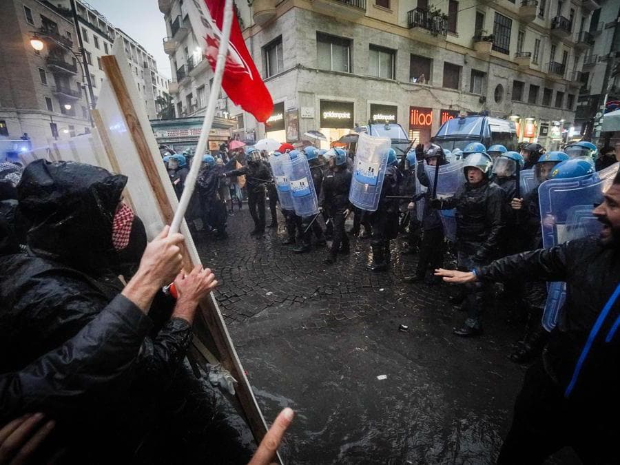 Scontri tra manifestanti anti G7 e forze di polizia a Napoli, 19 ottobre 2024. I manifestanti si sono avvicinati alle forze dell'ordine ed hanno usato come scudo tre grossi manifesti di cartone, al di sopra dei quali hanno fatto volare pietre e bottiglie. La polizia ha risposto con dei fumogeni e poi con i manganelli.(Ansa)