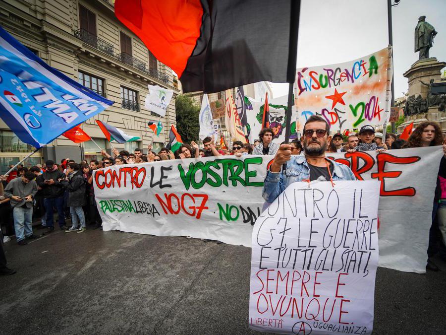 Un momento della manifestazione anti G7 a Napoli, 19 ottobre 2024. (Ansa)