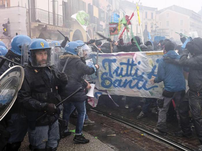 Scontri fra polizia e manifestanti anti-Bolsonaro a Padova