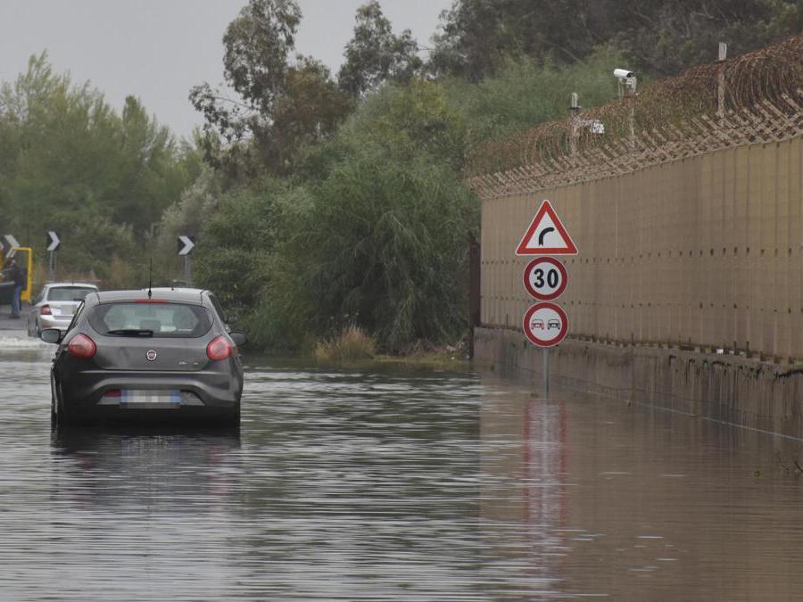 La strada statale che da Catania porta a Siracusa allagata per l'esondazione di fiumi e torrenti a Catania, 26 ottobre 2021. ANSA/Orietta Scardino
