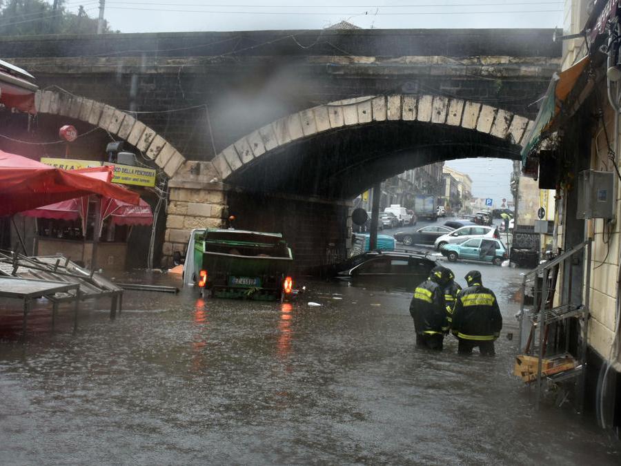 Auto sommersa sotto gli "archi della Marina", nei pressi della pescheria di Catania, 26 ottobre 2021. ANSA/ORIETTA SCARDINO