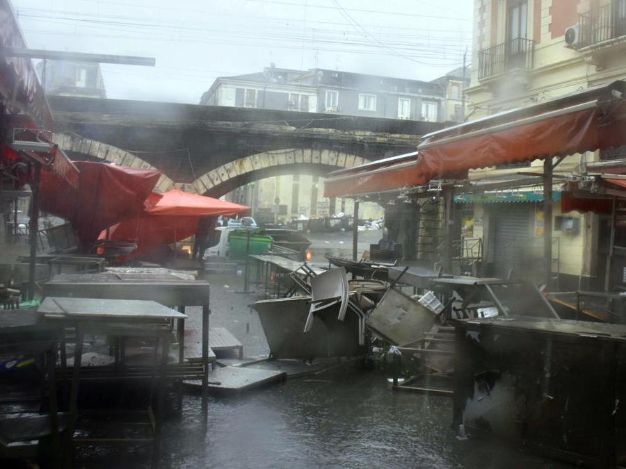 Auto sommersa sotto gli "archi della Marina", nei pressi della pescheria di Catania, 26 ottobre 2021. ANSA/ORIETTA SCARDINO