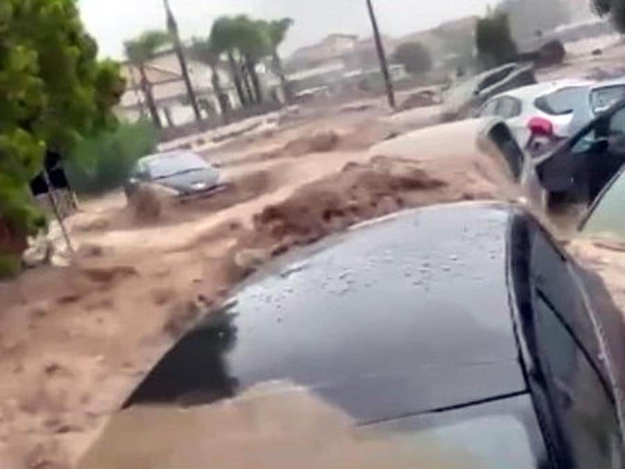 A Scordia, il paese del catanese particolarmente colpito dal maltempo che si è abbattuto sulla Sicilia orientale, sono in corso ricerche di eventuali dispersi, 24 ottobre 2021. I Vigili del Fuoco, che hanno soccorso diversi automobilisti bloccati da una piena di acqua e fango, hanno infatti raccolto la testimonianza di uno di loro il quale ha riferito che una coppia di anziani a bordo di una Ford Fiesta sarebbe scesa dall’auto e sarebbe stata travolta dalla furia dell’acqua. Anche il Nucleo Sommozzatori dei Vigili del Fuoco di Catania si sta recando sul posto per partecipare alle ricerche. ANSA/FERMO IMMAGINE VIDEO CATANIA TODAY