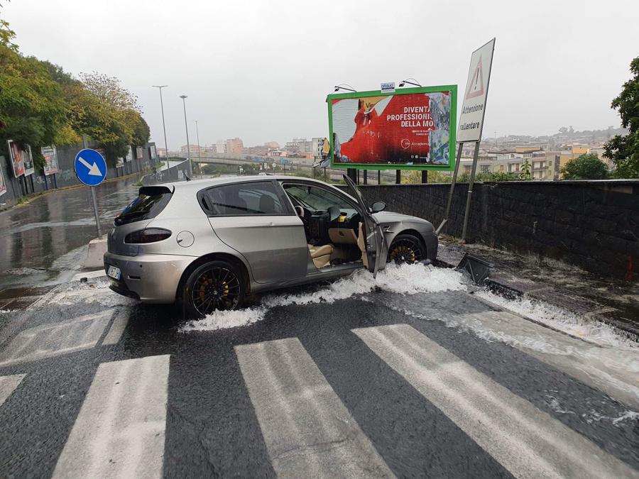 Il corpo del 53enne morto a Gravina di Catania, 26 ottobre 2021. L'uomo è stato trovato da volontari della Misericordia sotto l'auto. Inutili i tentativi di rianimazione cardiopolmonare. Secondo una prima ricostruzione, sembra che la vittima, originaria di Pedara ma residente a Catania, sia scesa da una vettura, forse dopo un incidente stradale, in via Etnea e sarebbe stata travolta dall'acqua. Sul posto sono intervenuti anche vigili del fuoco, carabinieri, polizia municipale e personale del 118. ANSA/ORIETTA SCARDINO