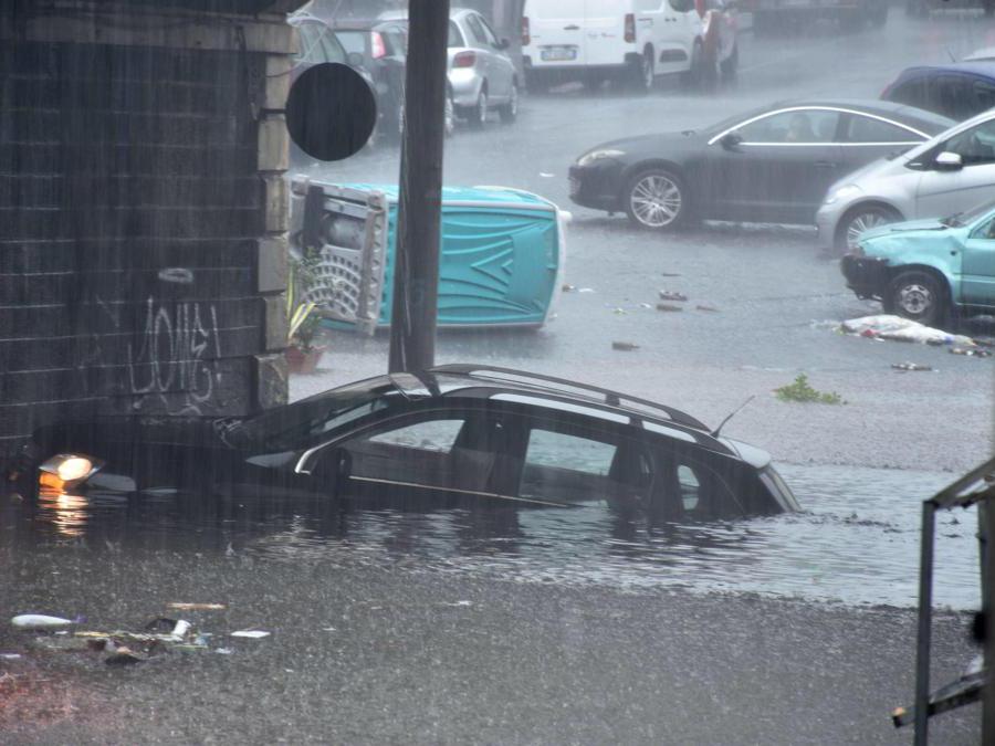 Auto sommersa sotto gli "archi della Marina", nei pressi della pescheria di Catania, 26 ottobre 2021. ANSA/ORIETTA SCARDINO