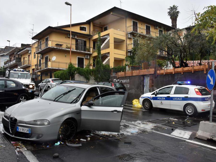 Il corpo del 53enne morto a Gravina di Catania, 26 ottobre 2021. L'uomo è stato trovato da volontari della Misericordia sotto l'auto. Inutili i tentativi di rianimazione cardiopolmonare. Secondo una prima ricostruzione, sembra che la vittima, originaria di Pedara ma residente a Catania, sia scesa da una vettura, forse dopo un incidente stradale, in via Etnea e sarebbe stata travolta dall'acqua. Sul posto sono intervenuti anche vigili del fuoco, carabinieri, polizia municipale e personale del 118. ANSA/ORIETTA SCARDINO