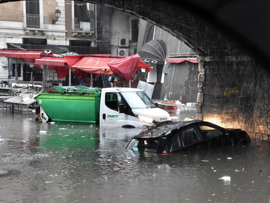 Auto sommersa sotto gli "archi della Marina", nei pressi della pescheria di Catania, 26 ottobre 2021. ANSA/ORIETTA SCARDINO