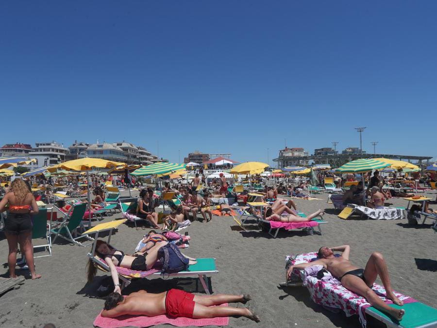Ostia, Capocotta, assalto alle spiagge nel primo week-end di sole della stagione (Agf)