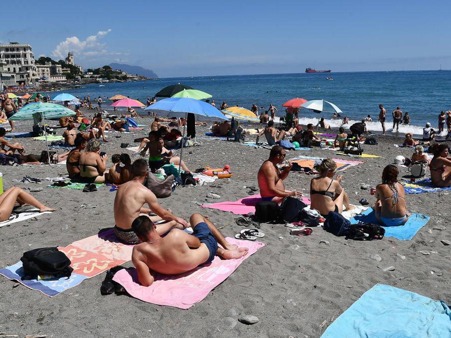 Spiagge libere molto affollate nonostante gli ingressi contingentati a numero chiuso sulle spiagge libere genovesi. (ANSA)