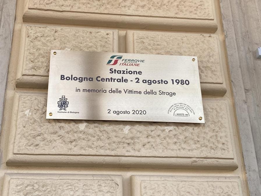 Soltanto 3 anni fa la stazione di Bologna è stata intitolata al 2 agosto 1980, in memoria del vittime della strage. L'onda d'urto, insieme ai detriti provocati dallo scoppio, investì anche il treno Adria Express 13534 Ancona-Basilea, che al momento si trovava in sosta sul primo binario, distruggendo circa 30 metri di pensilina e il parcheggio dei taxi antistante l'edificio.  (Ansa/ Sara Ferrari)