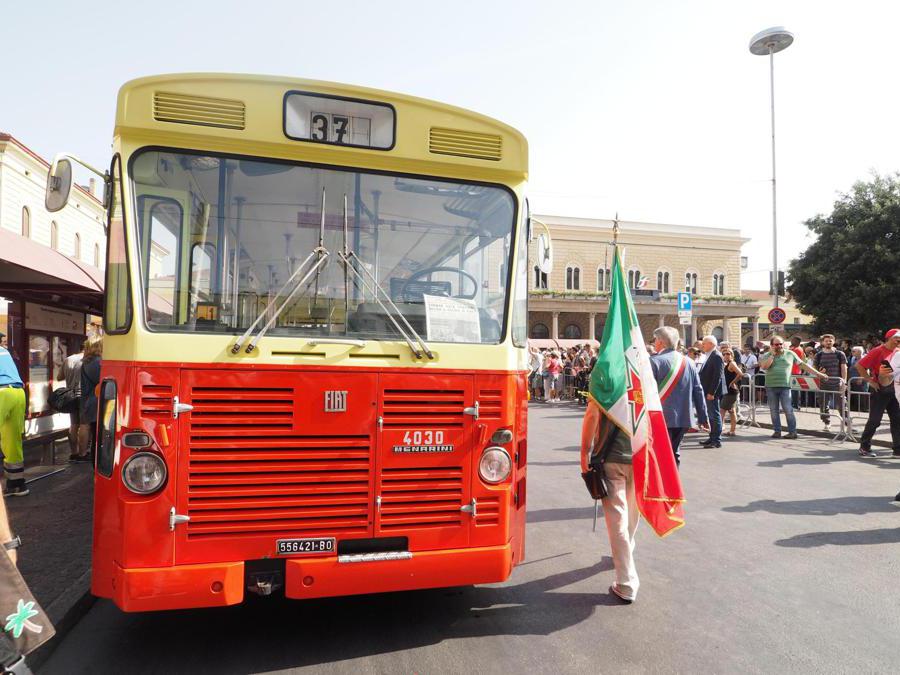 Dato il grande numero di feriti, non essendo i mezzi sufficienti al loro trasporto verso gli ospedali cittadini, i vigili impiegarono anche autobus, in particolare quello della linea 37, auto private e taxi (Ansa/ Giorgio Benvenuti)