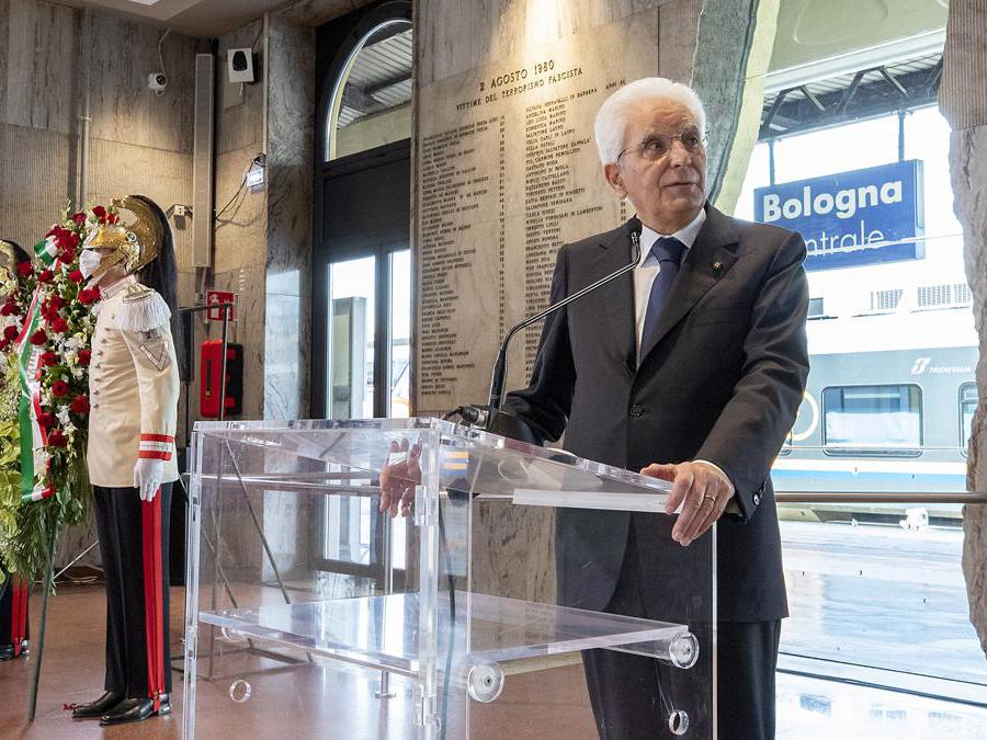Bologna - Il Presidente della Repubblica Sergio Mattarella alla stazione di Bologna subito dopo aver deposto una corona di fiori sulla lapide in memoria delle vittime della strage.(Foto di Paolo Giandotti - Ufficio per la Stampa e la Comunicazione della Presidenza della Repubblica)