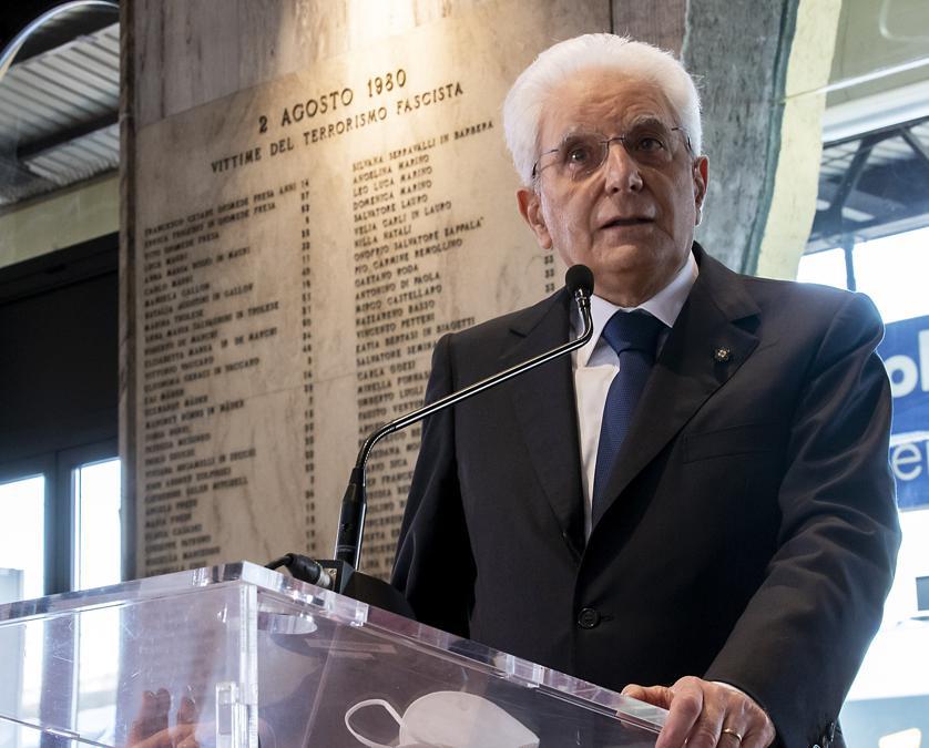 Bologna - Il Presidente della Repubblica Sergio Mattarella alla stazione di Bologna subito dopo aver deposto una corona di fiori sulla lapide in memoria delle vittime della strage(Foto di Paolo Giandotti - Ufficio per la Stampa e la Comunicazione della Presidenza della Repubblica)