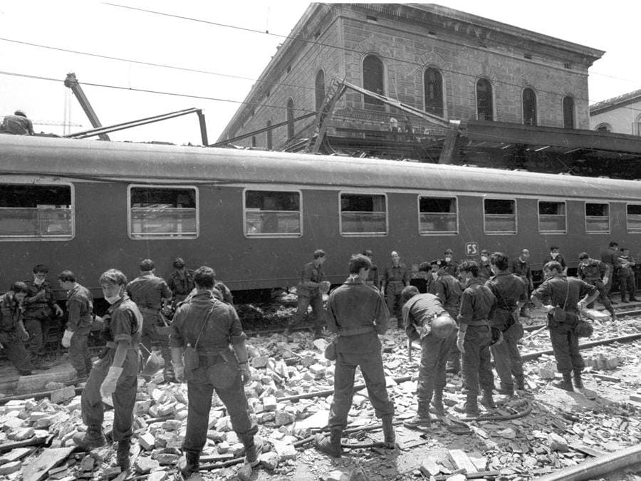 Soccorritori al lavoro nella stazione di Bologna dopo la strage del 2 agosto 1980. ARCHIVIO/ANSA/