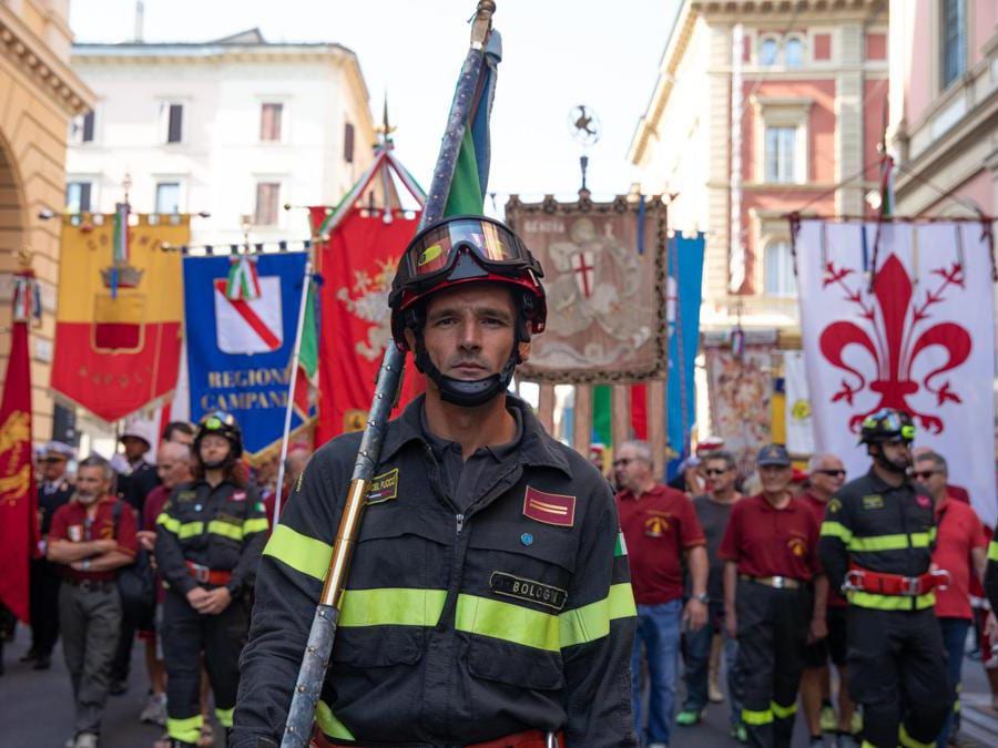 Vigili del fuoco in testa al corteo Bologna, 2 Agosto 2023. ANSA/MAX CAVALLARI