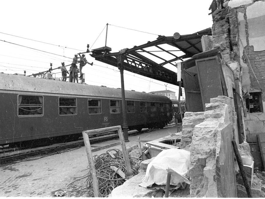 foto d'archivio - STRAGE DI BOLOGNA: Soccorritori al lavoro.