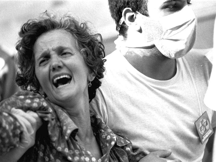 Una donna piange durante i soccorsi dopo l'attentato nella stazione centrale di Bologna il 2 agosto 1980 in una foto di archivio. ANSA