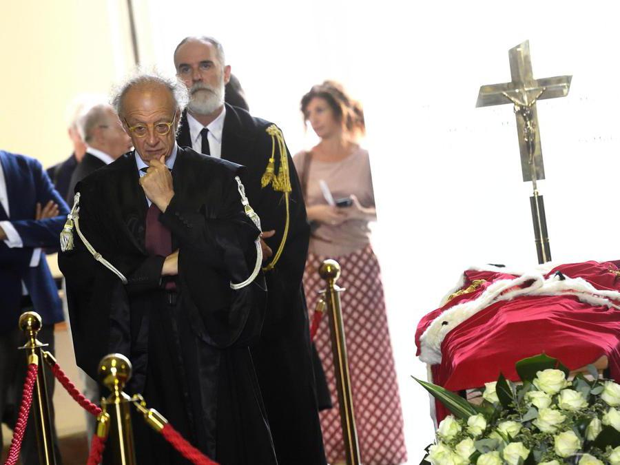 Gherardo Colombo (s) alla camera ardente per Francesco Saverio Borrelli allestita al Palazzo di Giustizia, Milano (Ansa/Flavio Lo Scalzo)