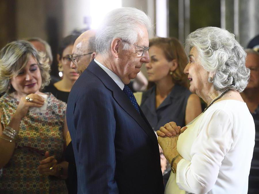 Il senatore Mario Monti e Maria Laura Borrelli alla camera ardente (Ansa/Flavio Lo Scalzo)