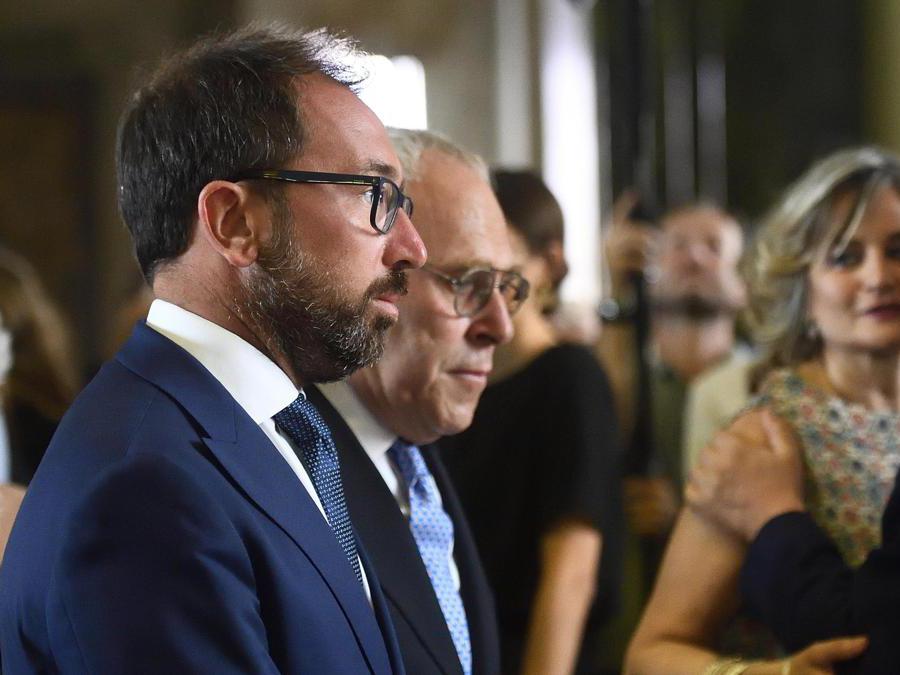 Il ministro della Giustizia Alfonso Bonafede (a sinistra) e il procuratore Francesco Greco (a destra) alla camera ardente per Francesco Saverio Borrelli allestita al Palazzo di Giustizia, Milano  (Ansa/Flavio Lo Scalzo)
