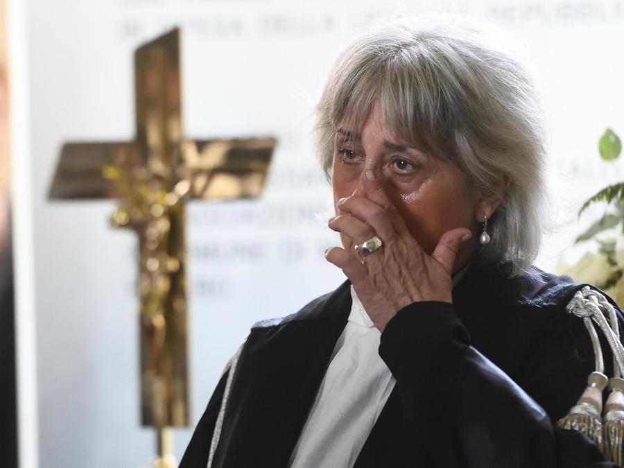 Un magistrato commosso alla camera ardente per Francesco Saverio Borrelli (Ansa/Flavio Lo Scalzo)