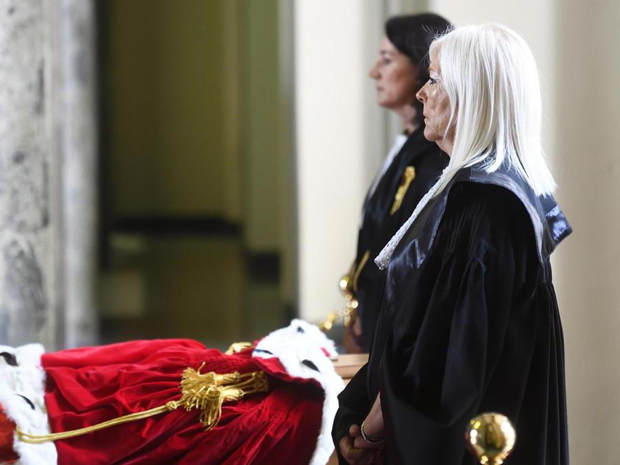 Il feretro di Francesco Saverio Borrelli, capo del pool di Mani Pulite che guidò la Procura di Milano, nella camera ardente allestita al Palazzo di Giustizia, Milano (Ansa/Flavio Lo Scalzo)