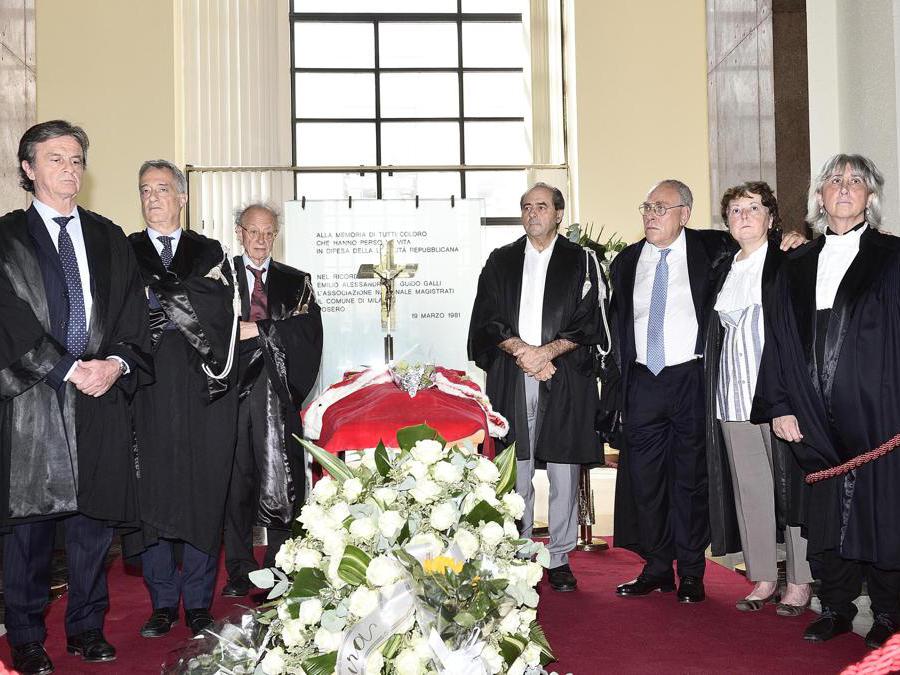  Alberto Nobili, Maurizio Romanelli, Gherardo Colombo, Antonio Di Pietro, Francesco Greco, Luisa Zanetti e Daniela Borgonovo alla camera ardente allestita al Palazzo di Giustizia per l'ultimo saluto a Francesco Saverio Borrelli (Ansa/Flavio Lo Scalzo)