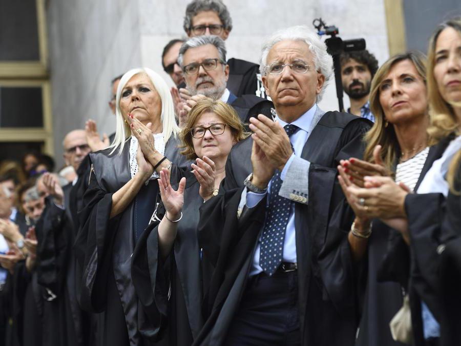 Magistrati applaudono quando il feretro di Francesco Saverio Borrelli viene portato fuori dal Palazzo di Giustizia dopo la chiusura della camera ardente (Ansa/Flavio Lo Scalzo)