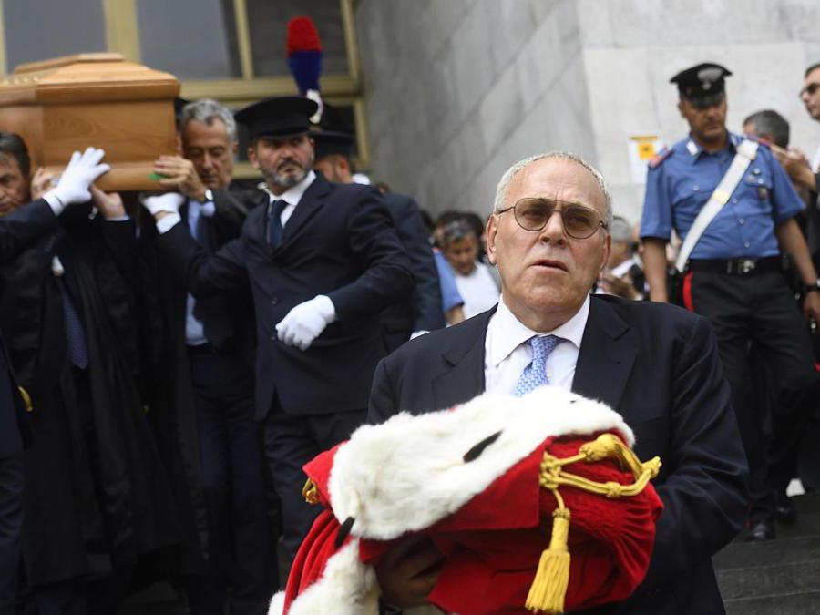 Il feretro di Francesco Saverio Borrelli viene portato fuori dal Palazzo di Giustizia dopo la chiusura della camera ardente (Ansa/Flavio Lo Scalzo)
