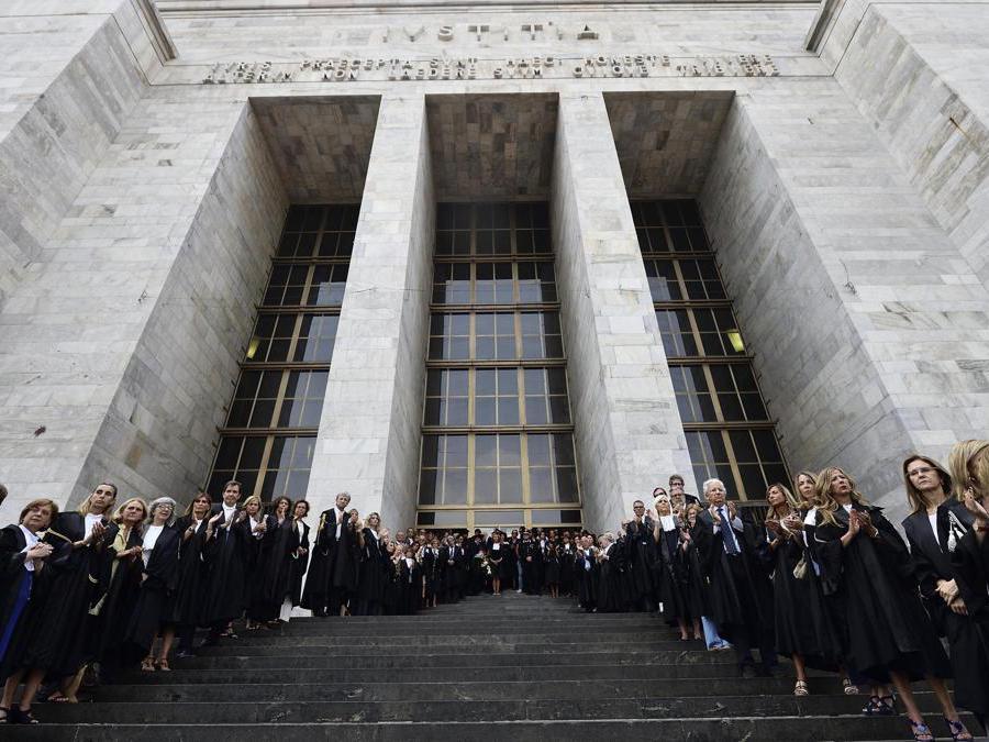 Magistrati applaudono quando il feretro di Francesco Saverio Borrelli viene portato fuori dal Palazzo di Giustizia(Ansa/Flavio Lo Scalzo)