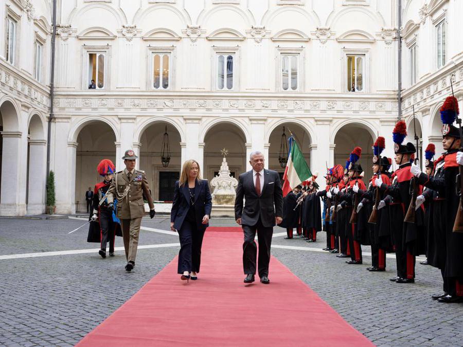 A handout picture provided by the Chigi Palace Press Office shows Italian Prime Minister Giorgia Meloni receiving King of Jordan Abdullah II Ibn Al Hussein at the Chigi Palace in Rome, Italy, 05 December 2022. ANSA/ CHIGI PALACE PRESS OFFICE/ FILIPPO ATTILI +++ ANSA PROVIDES ACCESS TO THIS HANDOUT PHOTO TO BE USED SOLELY TO ILLUSTRATE NEWS REPORTING OR COMMENTARY ON THE FACTS OR EVENTS DEPICTED IN THIS IMAGE; NO ARCHIVING; NO LICENSING +++ (NPK)