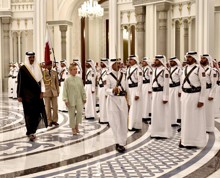 La presidente del Consiglio, Giorgia Meloni durante l'incontro con l'Emiro del Qatar Tamim Bin Hamad Al Thani a Doah, 11 settembre 2023. ANSA / Filippo Attili - Ufficio stampa Palazzo Chigi +++ ANSA PROVIDES ACCESS TO THIS HANDOUT PHOTO TO BE USED SOLELY TO ILLUSTRATE NEWS REPORTING OR COMMENTARY ON THE FACTS OR EVENTS DEPICTED IN THIS IMAGE; NO ARCHIVING; NO LICENSING +++ NPK