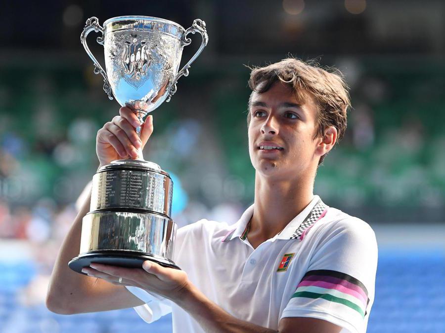 GENNAIO. TENNIS. Il 16enne Lorenzo Musetti entra nella storia del tennis come il primo italiano a vincere uno Slam juniores, battendo nNella finale degli Australia l’italoamericano Emilio Nava, con il punteggio di 4-6,6-2. 7-6 (14-12) al termine di un tie-break infinito. (Ansa)