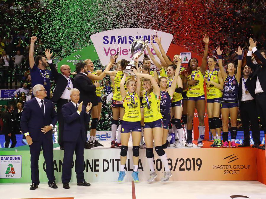 MAGGIO. VOLLEY. Supercoppa italiana e secondo scudetto consecutivo per le «pantere» dell'Imoco Volley Conegliano. Sconfitta in gara 3, al tie-break, la Igor Gorgonzola Novara. (federvolley.it)