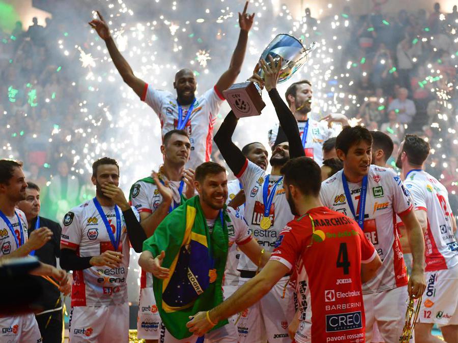MAGGIO VOLLEY. Dopo lo scudetto della Superlega italiana, la Lube Civitanova conquista per la seconda volta nella storia del club marchigiano, la Champions League. Sconfitti in finale i russi dello Zenit Kazan per 3-1. (Afp)