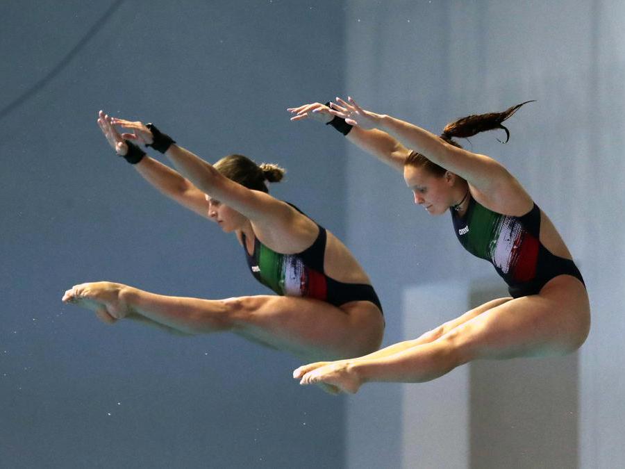 AGOSTO. TUFFI. Storica medaglia d'oro agli europei di tuffi di Kiev. La trentunenne italoungherese Noemi Batki e la sedicenne romana Chiara Pellacani, oro nel sincro femminile, conquistano la prima medaglia per l'Italia, in una competizione europea dai dieci metri. (Ap)