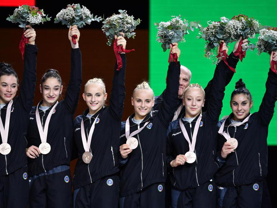 OTTOBRE. GINNASTICA ARTISTICA. Storica impresa per le Fate azzurre ai mondiali di Stoccarda. La nazionale composta (da sinistra) da Giorgia Villa, Elisa Iorio, Alice D'Amato, Asia D'Amato, Martina Maggio (riserva), Desiree Carofiglio, riporta in Italia, dopo 69 anni, un bronzo iridato nell'all-around a squadre, accompagnato dal pass per le Olimpiadi di Tokyo 2020. (Ap)
