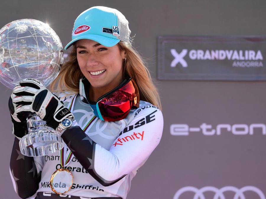 MARZO. SCI ALPINO. La Regina delle nevi cala il poker. La fuoriclasse statunitense Mikaela Shiffrin, dopo i tre titoli mondiali di Are (oro nel supergigante e speciale, bronzo nel gigante), con 21 podi in 26 gare di coppa del mondo, conquista la terza Coppa del mondo generale e le tre di specialità. (foto Afp)