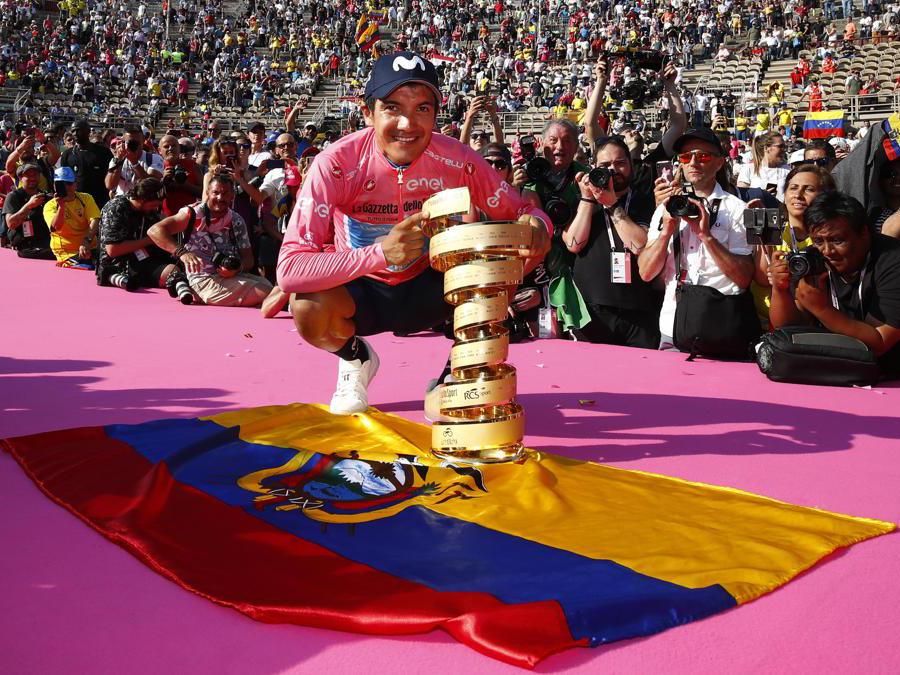 GIUGNO. CICLISMO. Richard Carapaz entra nella storia come il primo ciclista dell'Ecuador a vincere il Giro d’Italia. Precede, sul podio di Verona, Vincenzo Nibali e lo sloveno Primoz Roglic. (Afp))
